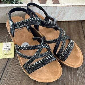 Daisy Fuentes Black and Tan Women's Sandals size 7